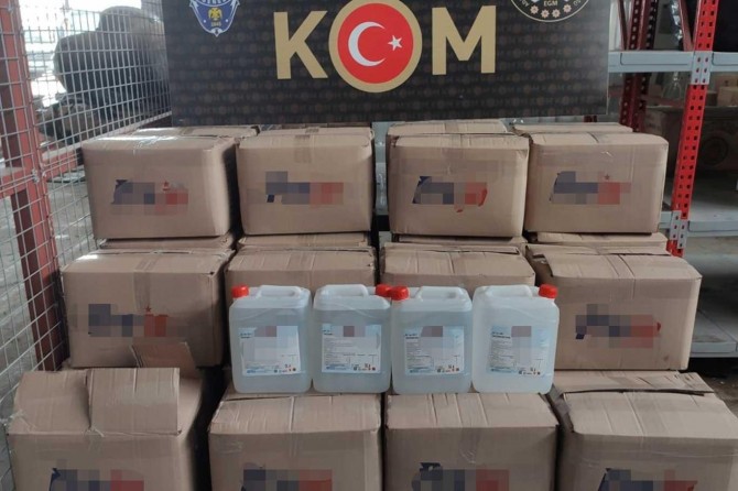 Adana'da bin litre gümrük kaçağı el dezenfektanı ele geçirildi