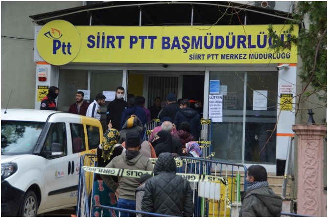 Siirt’te PTT’ye akın eden vatandaşlar sosyal mesafe kuralına uymadı