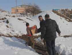 Van Rahmet Eli'nden depremzede köylüye gıda yardımı