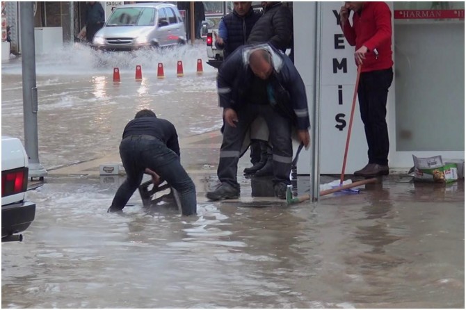 Adıyaman’da ani bastıran nisan yağmur cadde ve sokakları sular altında bıraktı