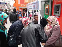 Adana'da başörtüsüne özgürlük imza standına yoğun ilgi