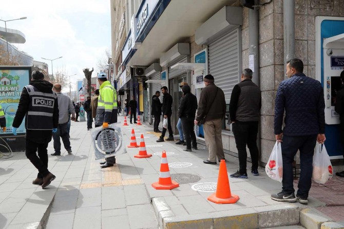 Van'da sosyal mesafe için zemin çıkartmaları yaptırıldı