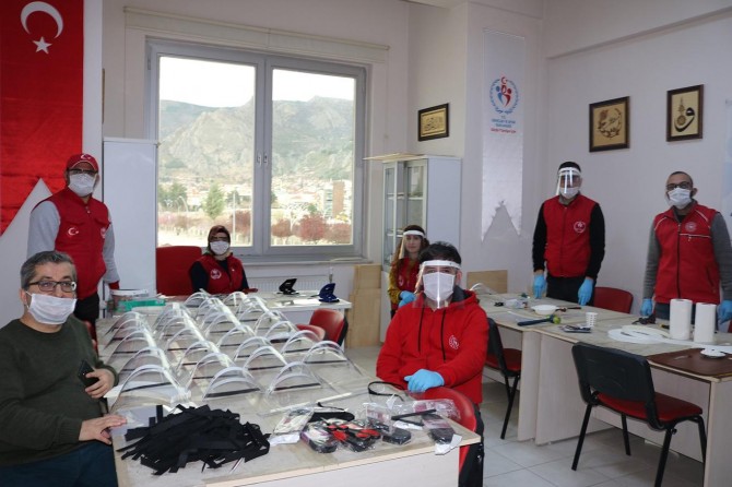 Amasya'da sağlık çalışanları için maske üretiliyor