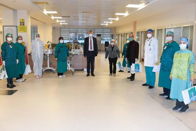 Adana'da sağlık çalışanlarına hijyen kiti dağıtıldı