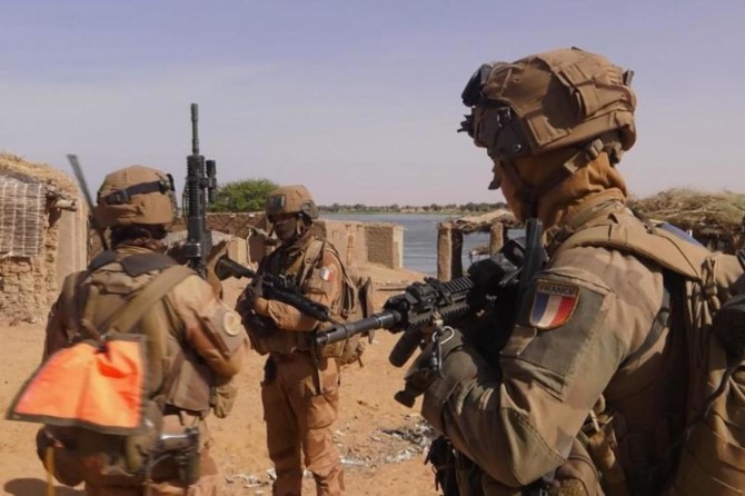 Fransa'da 600 askerin Covid-19 testi pozitif çıktı