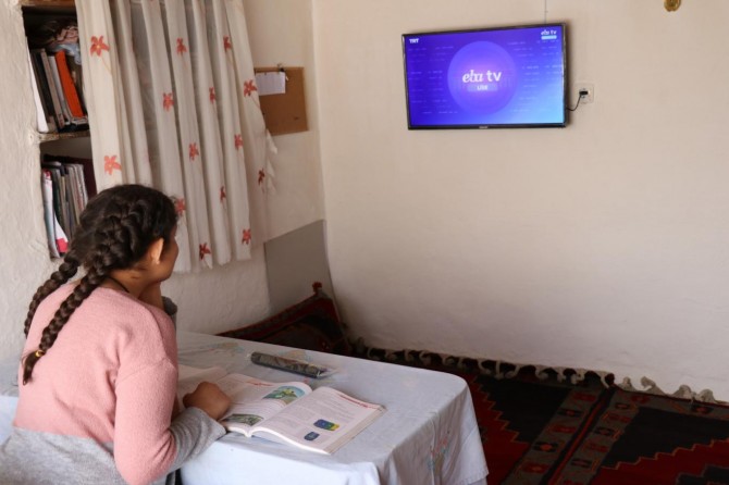Televizyonları olmadığı için uzaktan eğitim alamayan öğrencinin hayalini eğitimciler gerçekleştirdi