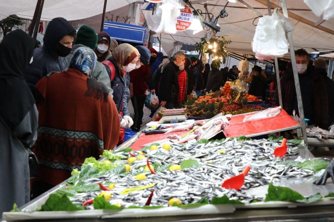 İstanbul'da Coronavirus tedbirlerinin uygulandığı pazarlarda sosyal mesafeye dikkat edilmedi