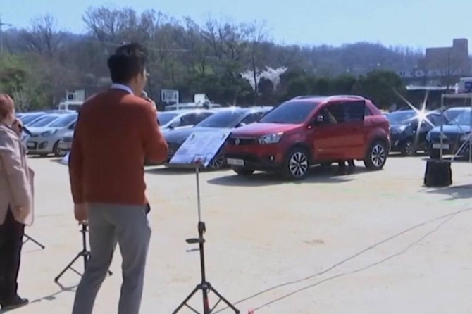 Güney Koreli Hıristiyanlar araçlarının içinden ayine katıldılar