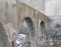 Tarihi ve ibadethane özelliği yok sayılan cami yıktırıldı video