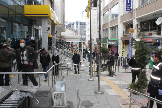 Van’da PTT şubelerinde oluşan uzun kuyruklar endişeye neden oluyor