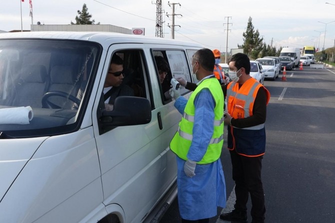 Şanlıurfa Valiliği kente giren herkese maske dağıtıyor