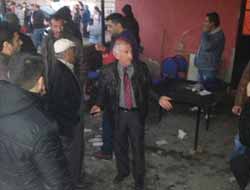 İzmir'de hızını alamayıp sürücü kahvehaneye daldı