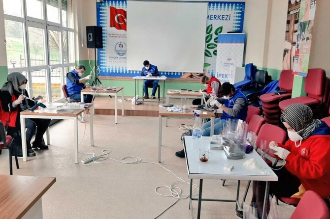Şanlıurfa'da Gençlik Merkezleri siperlik maske üretmeye başladı