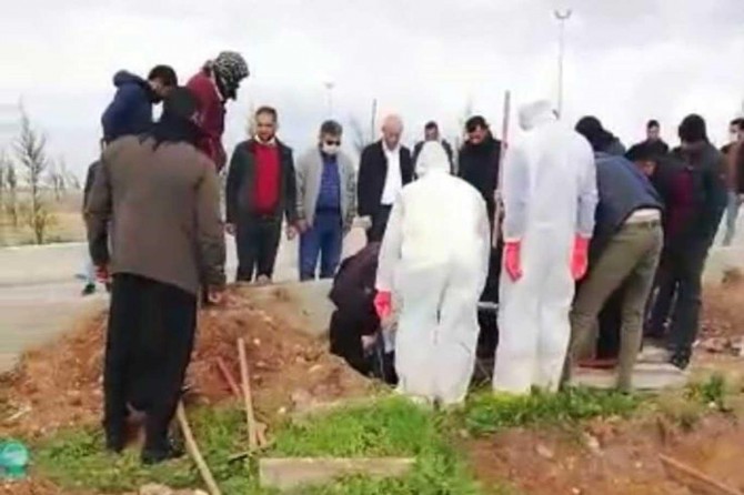Şanlıurfa'da Covid-19 nedeniyle vefat eden yaşlı adam son yolculuğuna uğurlandı