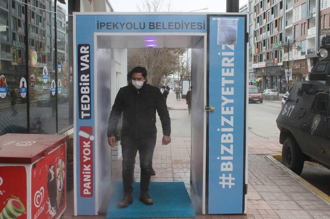 Van'da kurulan dezenfektan tünelleri büyük ilgi görüyor