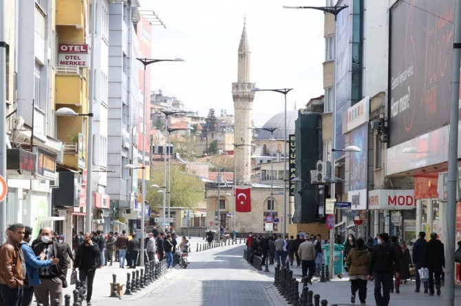 Gaziantep’te vatandaşlar güneşli havayı görünce ‘Evde Kal’madı