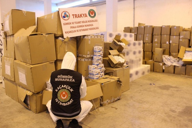 Yüklü miktarda maske, tulum ve koruyucu gözlük ele geçirildi