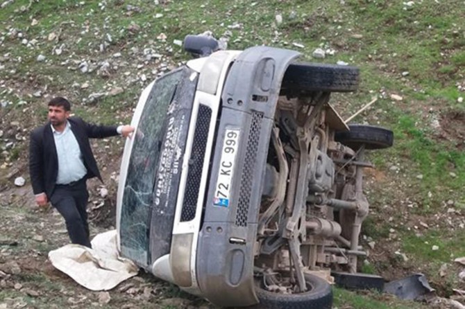 Kozluk'ta metrelerce takla atan minibüsten yara almadan kurtuldu