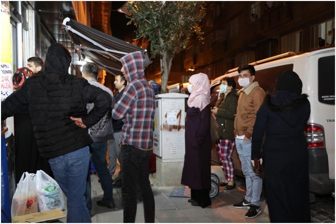 İstanbul'da sokağa çıkma yasağını duyan vatandaşlar market ve fırınlara akın etti
