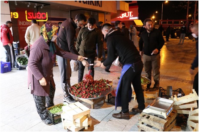 Ankaralılar, sokağa çıkma yasağının ardından alışverişe akın etti