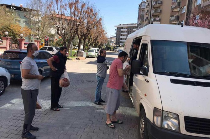 Manisa'da sokağa çıkma yasağının ardından mahallelerde ekmek dağıtımına başlandı