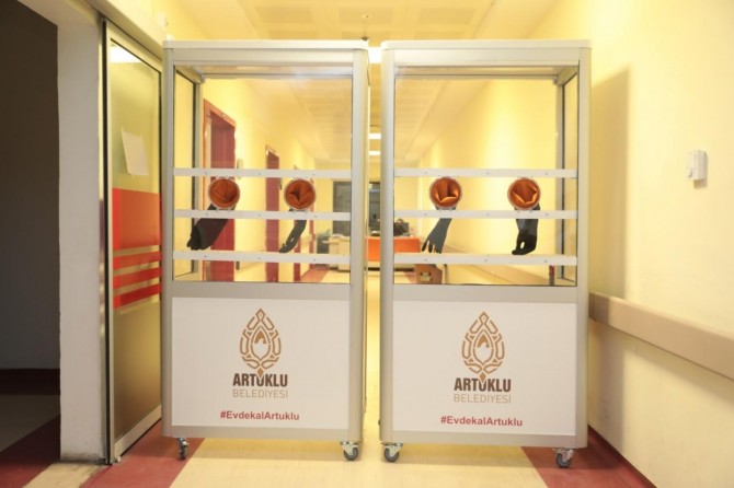 Artuklu Belediyesi, Mardin Devlet Hastanesine muayene izole kabini yerleştirdi