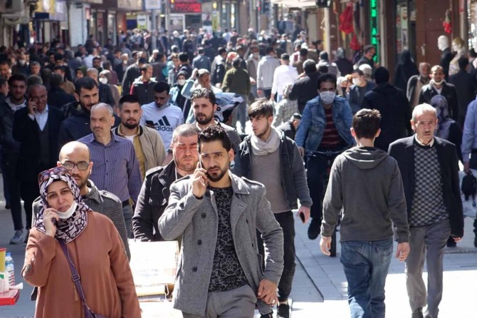 Sokağa çıkma yasağı sona erdi, cadde ve sokaklarda yoğunluk oluştu