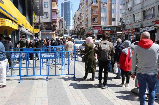 İstanbul’da bankamatik kuyruklarında sosyal mesafeye dikkat edilmiyor