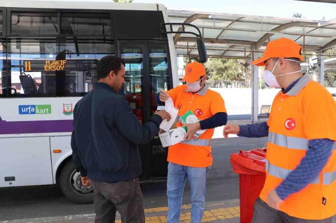 Şanlıurfa'da vatandaşlara maske dağıtılıyor