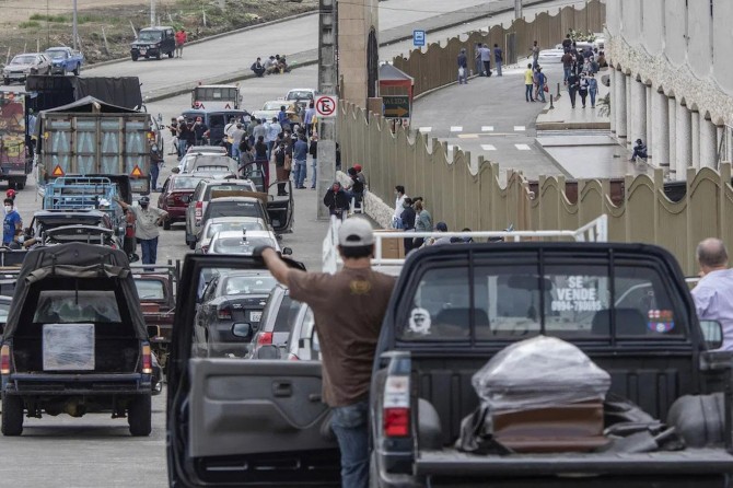 Ekvador'da Covid-19'dan ölen 800 kişi gömülmek üzere evlerden  ve sokaklardan toplandı