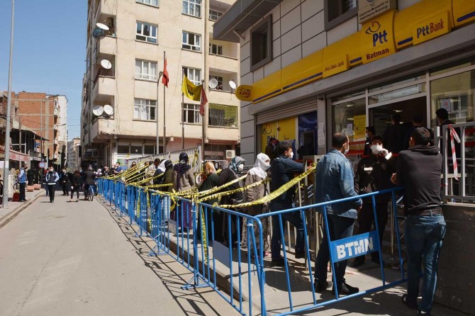 Batman'da PTT önlerinde oluşan kuyruk çilesine halktan tepki