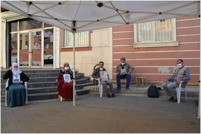 Evlat nöbetindeki aileler, sokağa çıkma yasağının ardından eylemlerine devam etti