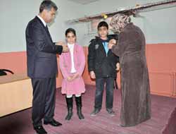 Siverek Kaymakamlığı sokakta çalışan çocuklara çeyrek altın hediye etti