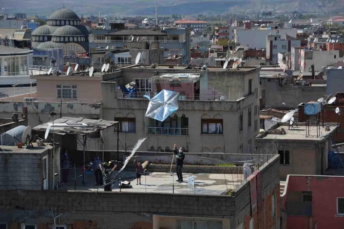 Batman'da hayat eve sığar sloganıyla damda uçurtma uçurdular