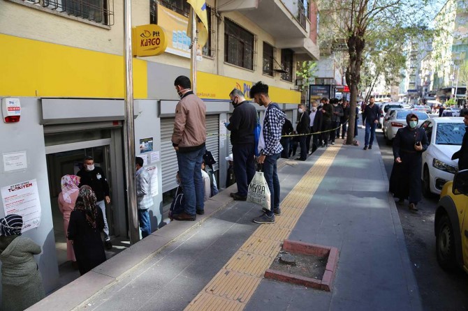 Diyarbakır'da PTT'lerin önünde oluşan kalabalık Covid-19'un bulaşma riskini arttırıyor