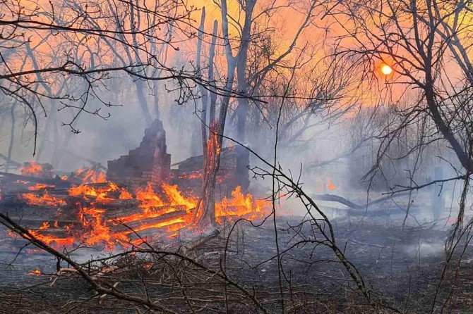 Ukrayna'daki yangınlar Çernobil faciasının yaşandığı bölgeye yaklaştı