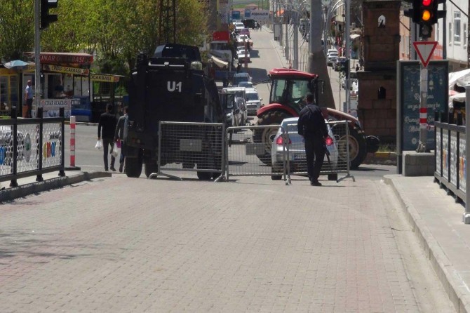 Çınar'da bazı caddeler Coronavirüs salgını nedeniyle trafiğe kapatıldı