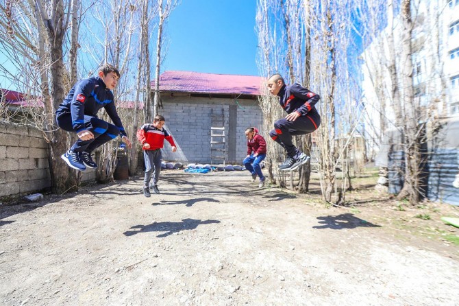 Ağrı’da sporcular antrenmanlarını evde sürdürüyor