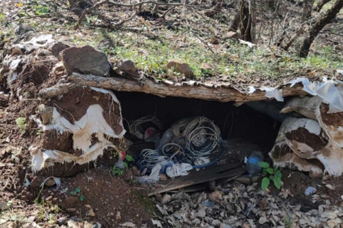 Hakurk'ta PKK'ye ait sığınaklarda ele geçirilen malzemeler imha edildi