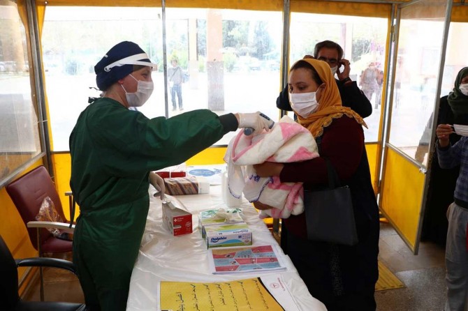 Gaziantep'te hastane girişlerinde ücretsiz maske dağıtımı başladı