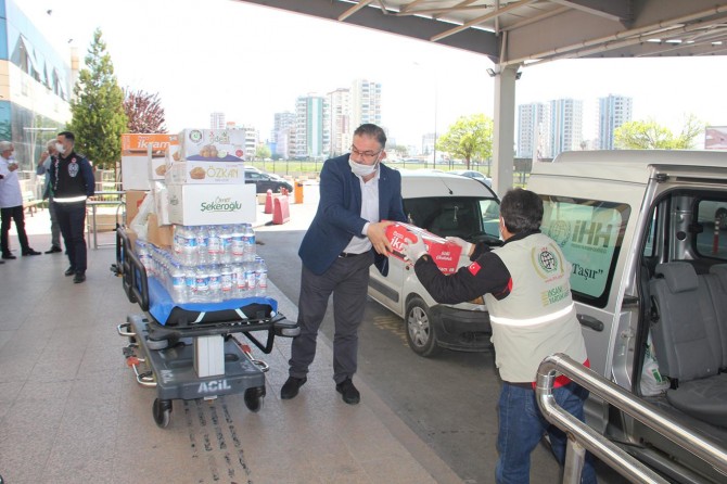 Adana'da sağlıkçılara ikramlı moral ziyareti