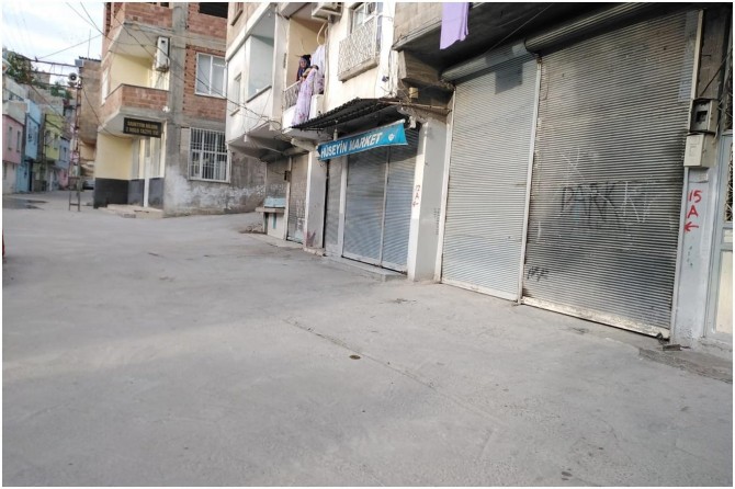 Birecik'te karantinaya alınan binanın çevresindeki işyerleri tedbir amaçlı kapatıldı