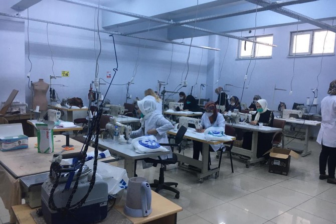 Batman'da halka ücretsiz dağıtılacak maske yapımına başlandı