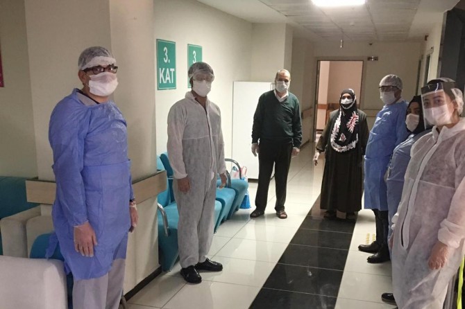 Mardin’de Coronavirus tedavisi gören karı koca çift, hastaneden alkışlarla taburcu oldular