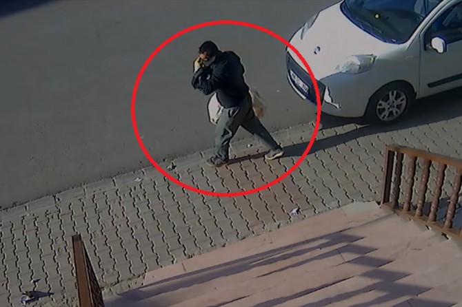 Batman'da bakkalın ekmeğini çalan hırsız güvenlik kameralarına yakalandı