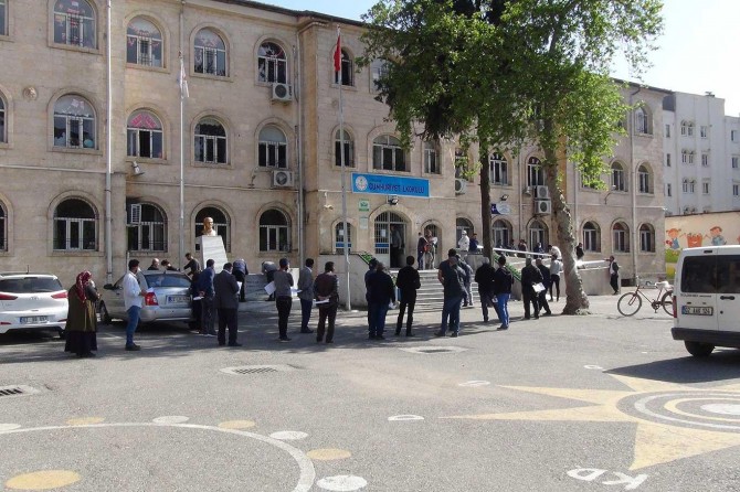 Adıyaman'da il dışına çıkmak isteyen halk, izin almak için kuyruk oluşturdu