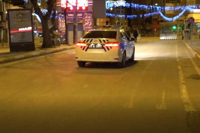 Van'da yasağın ilk saatlerinden itibaren denetimlere başlandı