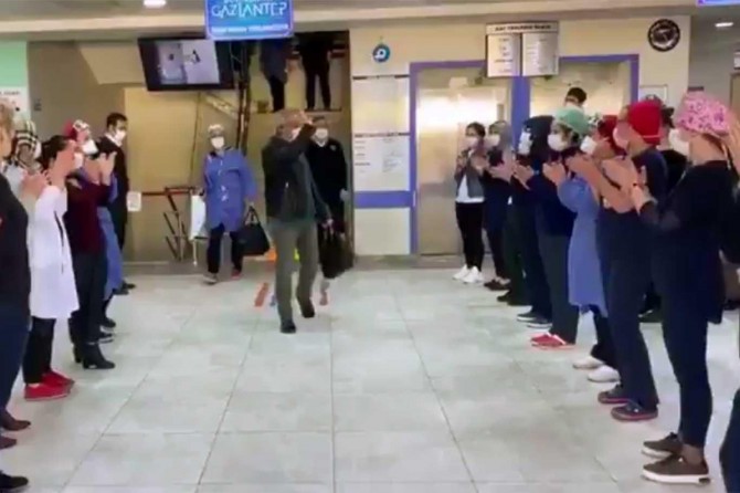 Gaziantep'te Covid-19 tedavisi gören doktor, şifa bularak taburcu oldu