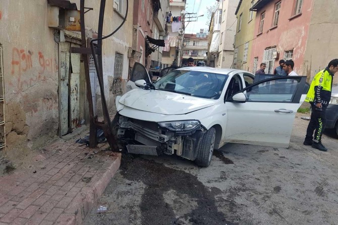 Elâzığ'da minibüse çarpmamak için manevra yapan otomobil elektrik direğine çarptı