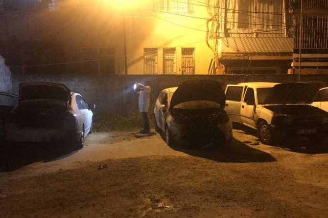 Adana'da 3 araç kundaklandı